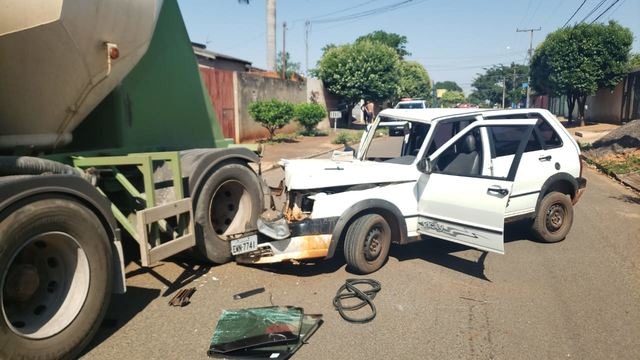 Voltando de bar, motorista bate em caminhão estacionado e tem perna esmagada Motorista e passageiro estariam voltando de um bar. (Foto: Leonardo de França/Midiamax)