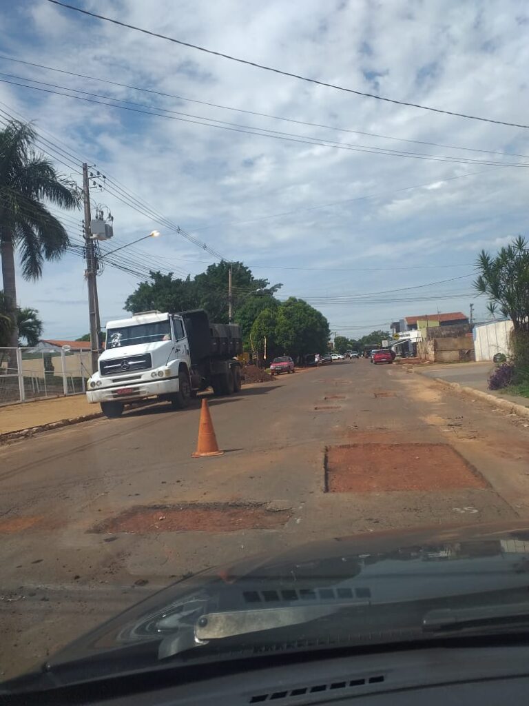 Vereador Zé da Farmácia viabiliza tapa-buracos nas Moreninhas