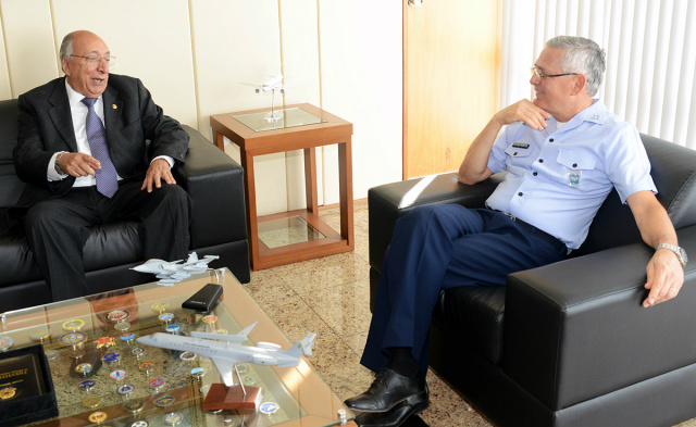 Pedro Chaves apoia projetos de interesse da Aeronáutica no Senado Senador Pedro Chaves e o Comandante da Aeronáutica