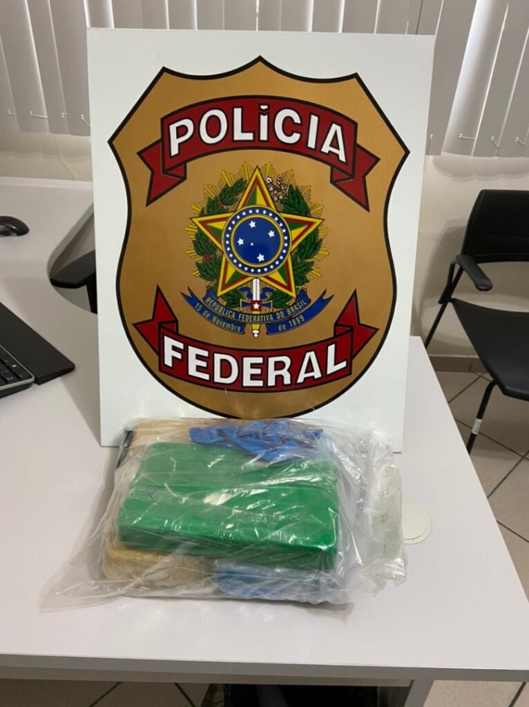 Polícia Federal, em ação conjunta com a Polícia Militar, apreendeu mais de 3 kg de cocaína Polícia Federal, em ação conjunta com a Polícia Militar, apreendeu mais de 3 kg de cocaína