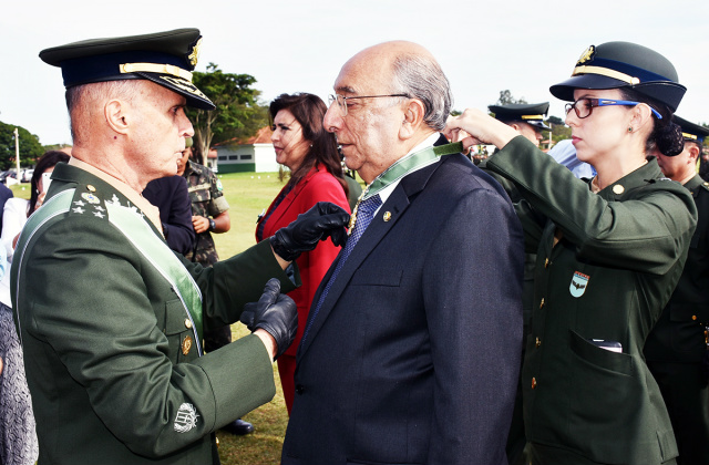 General Menandro, comandante do CMO, entregou a Pedro Chaves a Medalha da Ordem do Mérito Militar