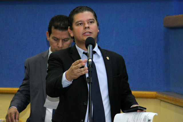 Após resposta da Semed, vereador quer saber motivo pelo qual uniformes foram deixados em estoque