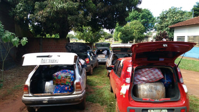 PM apreende quase uma tonelada em confecções importadas em itahum