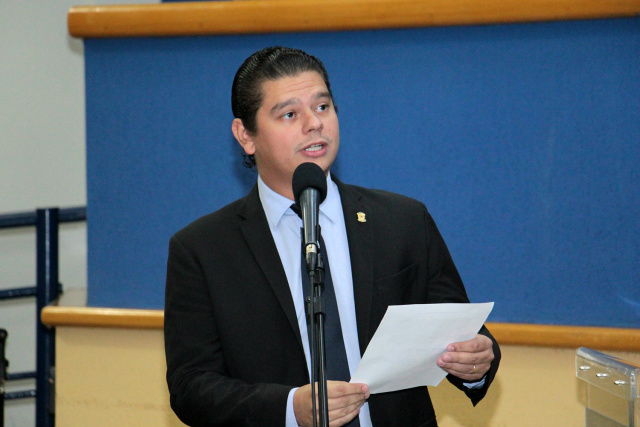 Vereador solicita troca de lâmpadas e limpeza de campo de futebol