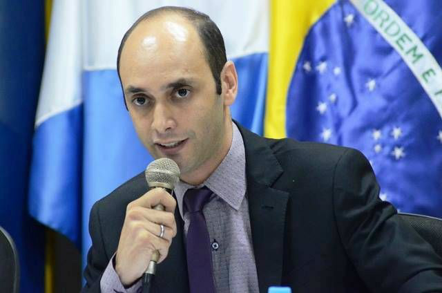 Vereador Estefan Martins pede construção de ponto de ônibus perto da AABB