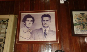 Para preservar história Prefeito Arlei decreta “Relevante Valor Cultural” ao restaurante Água Rica Pendurado na parede, foto de Franklin e a esposa, Adaila, fundadores do lugar. (Foto: Sérgio Maidana)