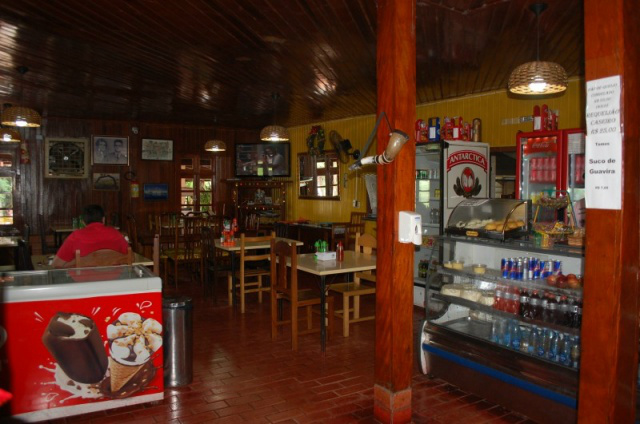 Para preservar história Prefeito Arlei decreta “Relevante Valor Cultural” ao restaurante Água Rica Todo de madeira, restaurante atende mais de 300 pessoas por dia. (Foto: Silas Souza)