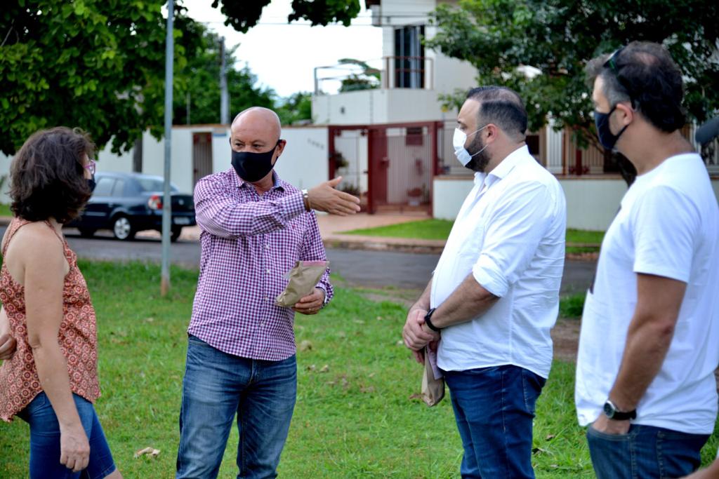 A pedido de moradores, Professor Juari visita praça abandonada no bairro Planalto