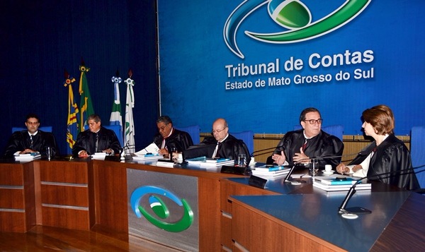 Ex-Prefeitos devem ressarcir R$ 307 mil aos cofres públicos Ex-Prefeitos devem ressarcir R$ 307 mil aos cofres públicos