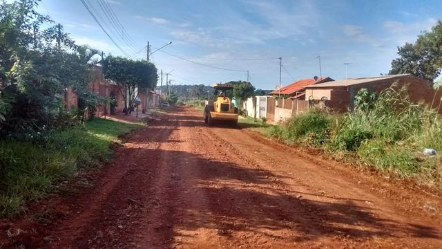 Prefeitura faz manutenção em vias não pavimentadas e recupera trechos críticos