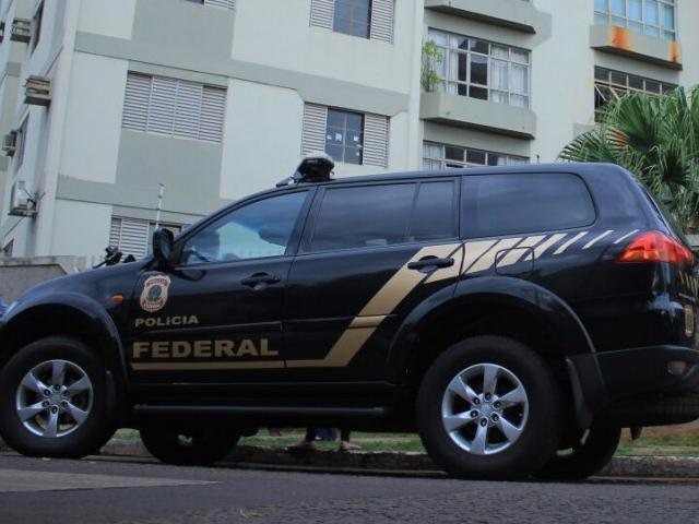 Mato Grosso do Sul é alvo de operação da PF contra a pornografia infantil Polícia Federal cumpre um dos mandados de busca e apreensão em condomínio no Jardim América, em Campo Grande (Foto: Marina Pacheco)