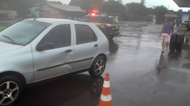 Eixo de carreta quebra e provoca acidente em Nova Alvorada do Sul Eixo de carreta quebra e provoca acidente em Nova Alvorada do Sul