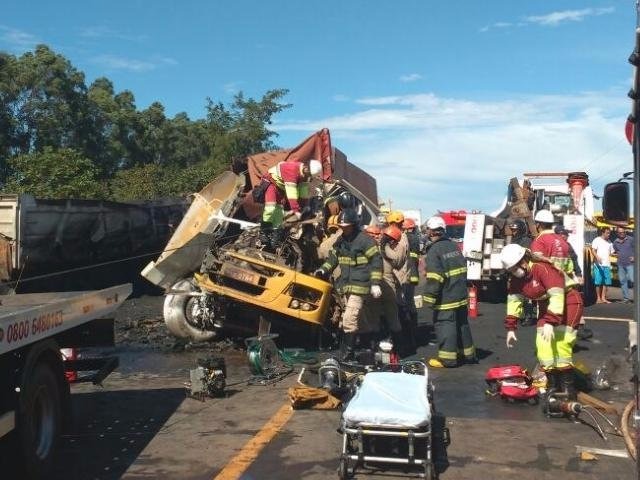 Após meia hora preso às ferragens, motorista é socorrido e pista liberada Momento em que socorristas da CCR MS Via e bombeiros retiravam a vítima das ferragens (Foto: Yarima Mecchi)