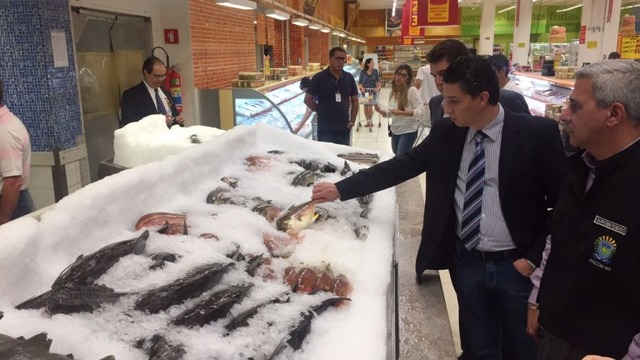 PROCON interditam peixaria de mercado e apreendem produtos estragados PROCON interditam peixaria de mercado e apreendem produtos estragados