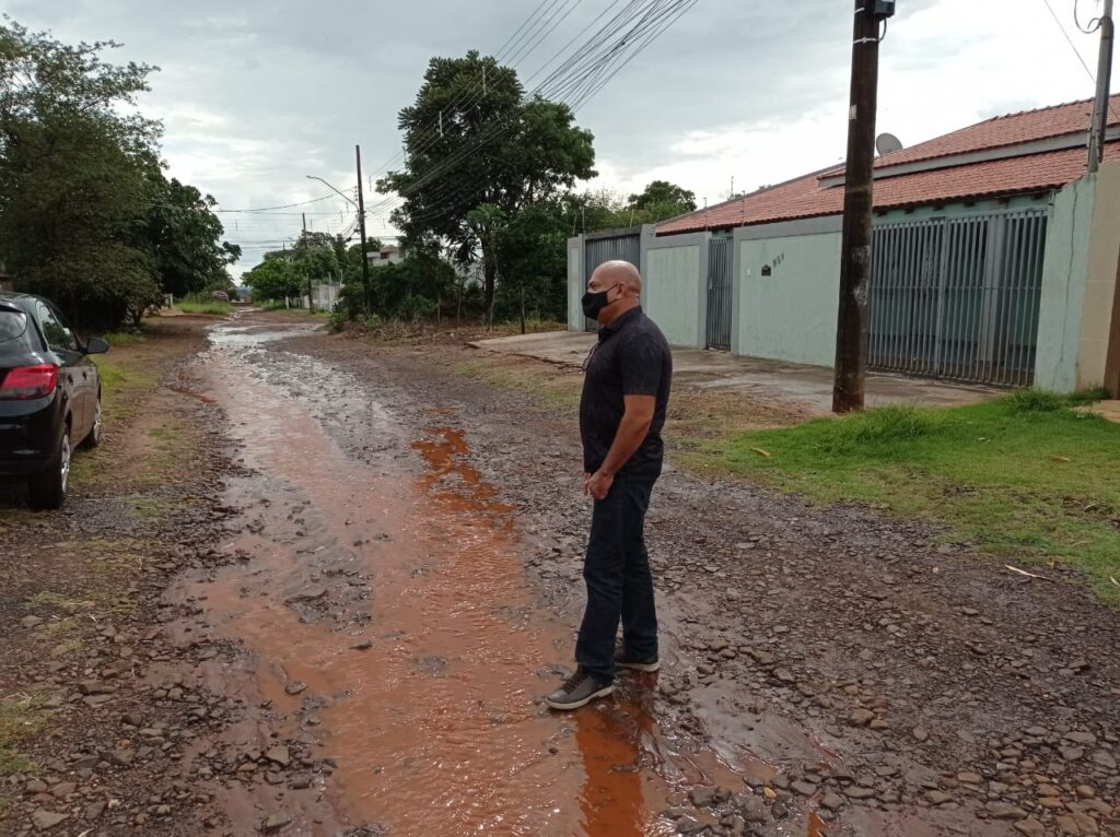 Guerreiro vai ao bairro Rita Vieira e vê dificuldade dos moradores em dias de chuva