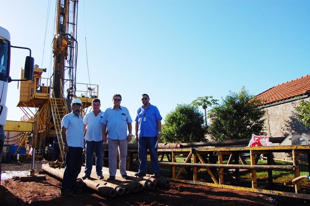 Donato e Secretário de Infraestrutura visitam obra de perfuração do poço da Sanesul