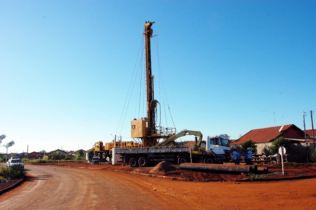 Donato e Secretário de Infraestrutura visitam obra de perfuração do poço da Sanesul