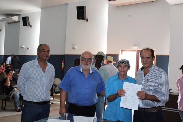 Prefeito Arlei Barbosa assina contrato com produtores da agricultura familiar de até R$ 342.092,50 Prefeito Arlei Barbosa assina contrato com produtores da agricultura familiar de até R$ 342.092,50