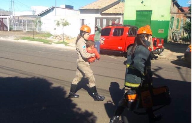 Criança de 2 anos deixada sozinha em casa é salva de incêndio Criança de 2 anos deixada sozinha em casa é salva de incêndio