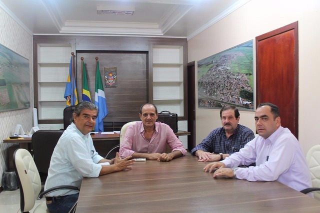 “Além dos veteranos na política também buscamos inovar com a participação dos jovens” Presidente do PTB Nelsinho Trad, Prefeito Arlei Silva Barbosa (PMDB) Advogado Zanata, Francisco Pieretti, Tesoureiro Estadual PTB
