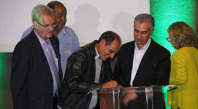 Governo de MS e deputados federais destinam mais de R$ 1 milhão para Nova Alvorada do Sul Prefeito Arlei Silva Barbosa assina repasse das emendas federais Foto: Edemir Rodrigues