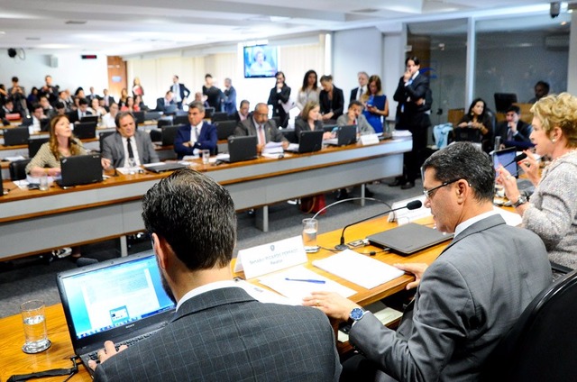 Reforma trabalhista deve ser votada pela CAS nesta terça-feira Reforma trabalhista deve ser votada pela CAS nesta terça-feira