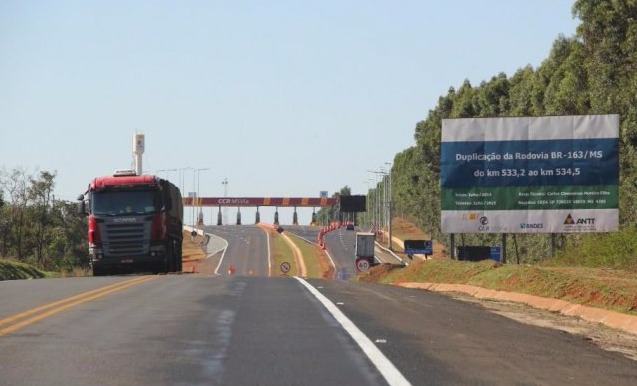 Juiz dá prazos e adia solução para impasse sobre duplicação da BR-163 Trecho duplicado da BR-163 e praça de pedágio ao fundo (Foto: Marcos Ermínio/Arquivo)