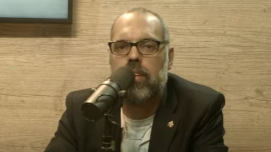 YouTube bane canal Terça Livre, de blogueiro bolsonarista