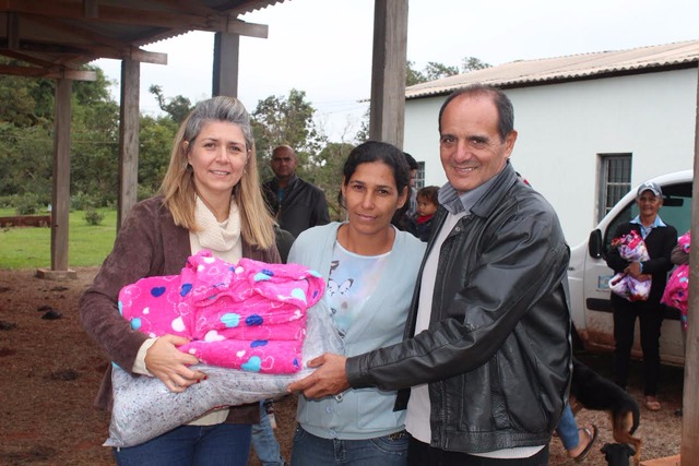 Primeira-dama Danielle Mendes, entrega cobertores adquiridos com a renda da Feijoada Solidária Primeira-dama Danielle Mendes, entrega cobertores adquiridos com a renda da Feijoada Solidária