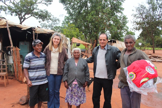 Primeira-dama Danielle Mendes, entrega cobertores adquiridos com a renda da Feijoada Solidária Primeira-dama Danielle Mendes, entrega cobertores adquiridos com a renda da Feijoada Solidária