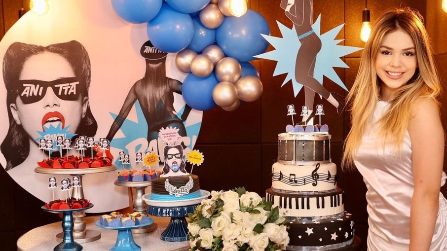 Mc Melody completa 14 anos e escolhe Anitta como tema da festa Mc Melody completa 14 anos e escolhe Anitta como tema da festa