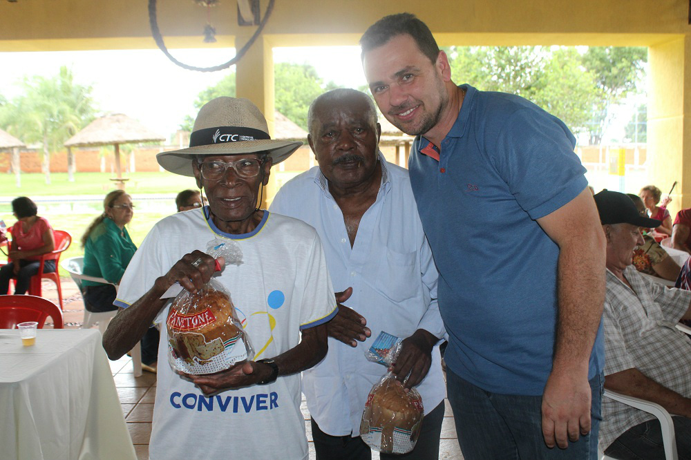 Prefeito Neto participa de almoço com idosos do Conviver Prefeito Neto participa de almoço com idosos do Conviver