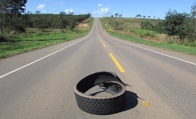 Juiz responsabiliza concessionária de rodovia por acidente causado por pneu na pista Juiz responsabiliza concessionária de rodovia por acidente causado por pneu na pista