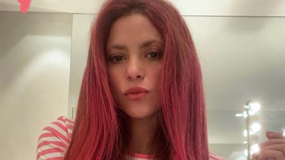 Mudança radical! Shakira pinta cabelo de rosa igual usava nos anos 90