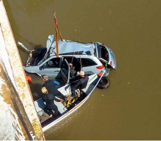 Momento que o veiculo é retirado da água. Foto Policia Militar 