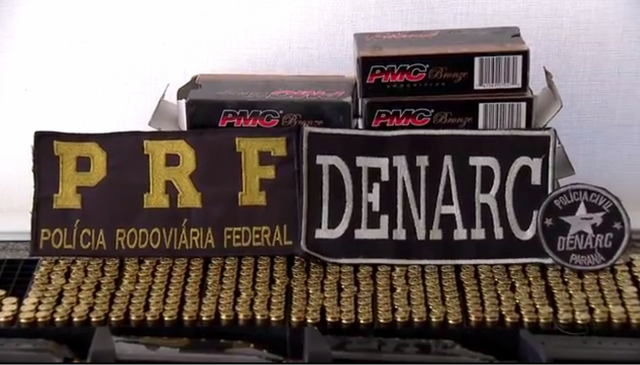 Armas e munições de calibre restrito apreendidos na ação integrada entre MS e PR (Foto: PRF/Divulgação