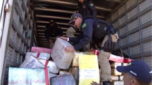 Caminhão apreendido em operação de MS carregava 11 t de maconha, armas e munições de uso restrito