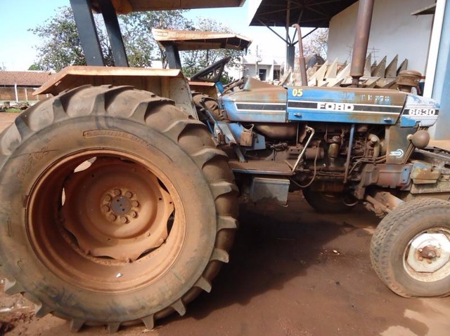 Prefeitura de Ponta Porã faz leilão de veículos e maquinários hoje Trator Ford também está no leilão (Fotos Divulgação)