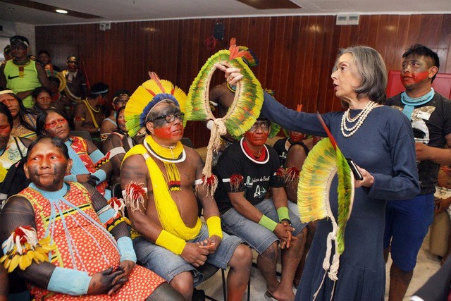 Protesto de índios bloqueia três trechos da BR-163, contra o Marco Temporal Cármen Lúcia, a presidente do STF, em encontro com indígenas em junho passado. foto Carta Capital