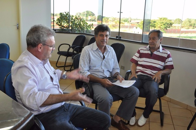 Zauith, entre Geraldo e Takimoto: é pegar ou largar: foto Valfrido Silva