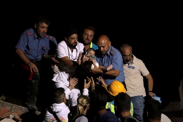 Bebê e irmão são retirados de escombros após terremoto na Itália Resgatistas retiraram bebê de escombros nesta terça-feira (22) na ilha de Isquia, na Itália (Foto: Antonio Dilaurenzo/Reuters)