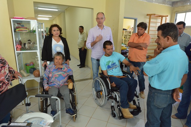 Prefeito Hélio entrega cadeiras de rodas