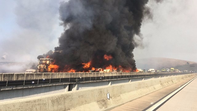 Acidente com 31 veículos provoca incêndio e morte na Carvalho Pinto em Jacareí Acidente provoca incêndio em veículos e interdita Carvalho Pinto em Jacareí (Foto: Divulgação/ Corpo de Bombeiros)