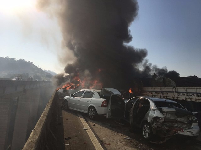 Acidente com 31 veículos provoca incêndio e morte na Carvalho Pinto em Jacareí Acidente provoca incêndio em veículos e interdita Carvalho Pinto em Jacareí (Foto: Divulgação/ Corpo de Bombeiros)