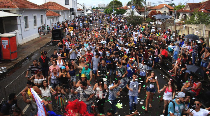 Bailes e shows, em espaços públicos ou privados, estão proibidos durante o Carnaval