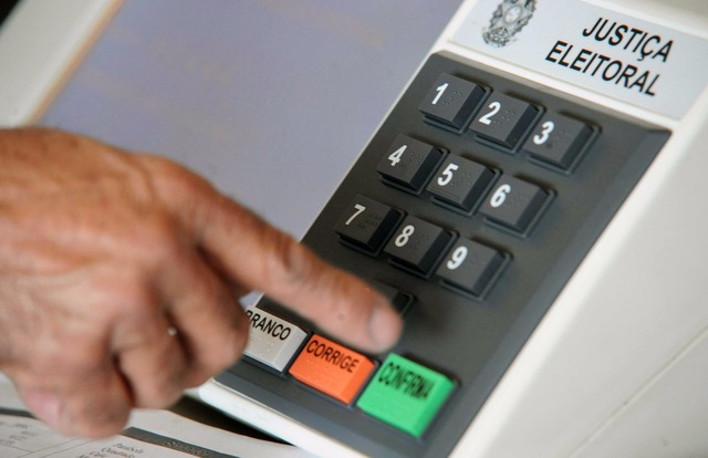 Distritão desperdiça votos, atrapalha renovação e dificulta eleição de minorias Modelo de urna eletrônica adotada na disputa de 2014 (Foto: Elza Fiúza/ABr)