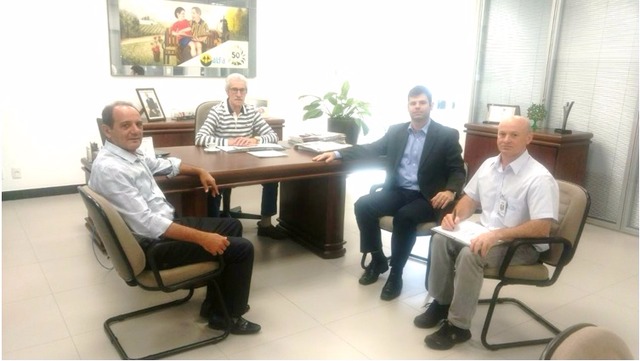Em busca de investimentos Prefeito Arlei, visita sede da Cooperalfa em Chapecó - SC Prefeito Arlei, presidente da Cooperalfa Romeu Bet, Superintendente de industria do Governo MS Bruno Bastos e o Veterinário Hélio Serraglio da Cooperalfa.