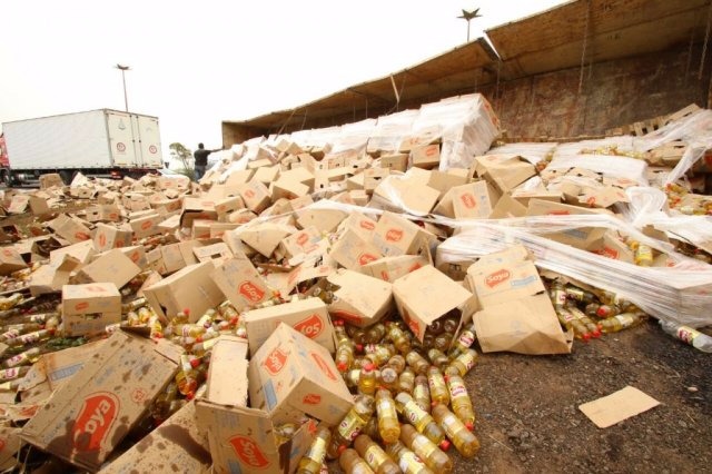 Carreta tomba e 26 toneladas de óleo ficam espalhadas no anel rodoviário Carreta tombou e a carga ficou espalhada na pista (Foto: André Bittar)