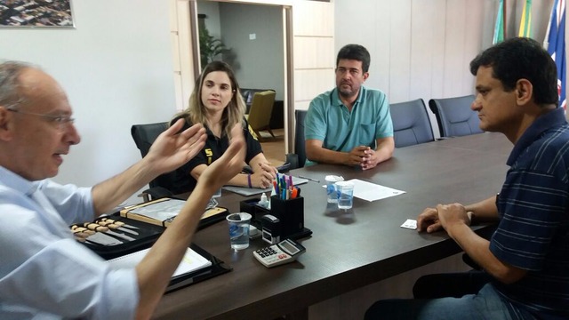 Prefeito Hélio recebe dirigentes do Sinpol-MS em Ponta Porã Dirigentes do Sinpol-MS em Ponta Porã foram recebidos pelo prefeito Hélio Peluffo (Foto Divulgação)