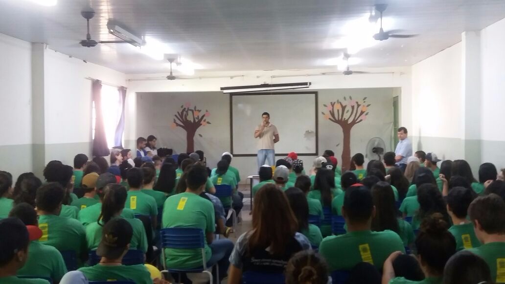 VEREADOR LUCIANO DIAS PRESTIGIA PROJETO DE ACADÊMICOS DA UNIGRAN REFERENTE AO MEIO AMBIENTE